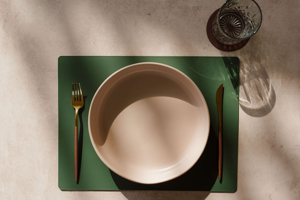Manteleta verde Casa Nícona con plato y vaso